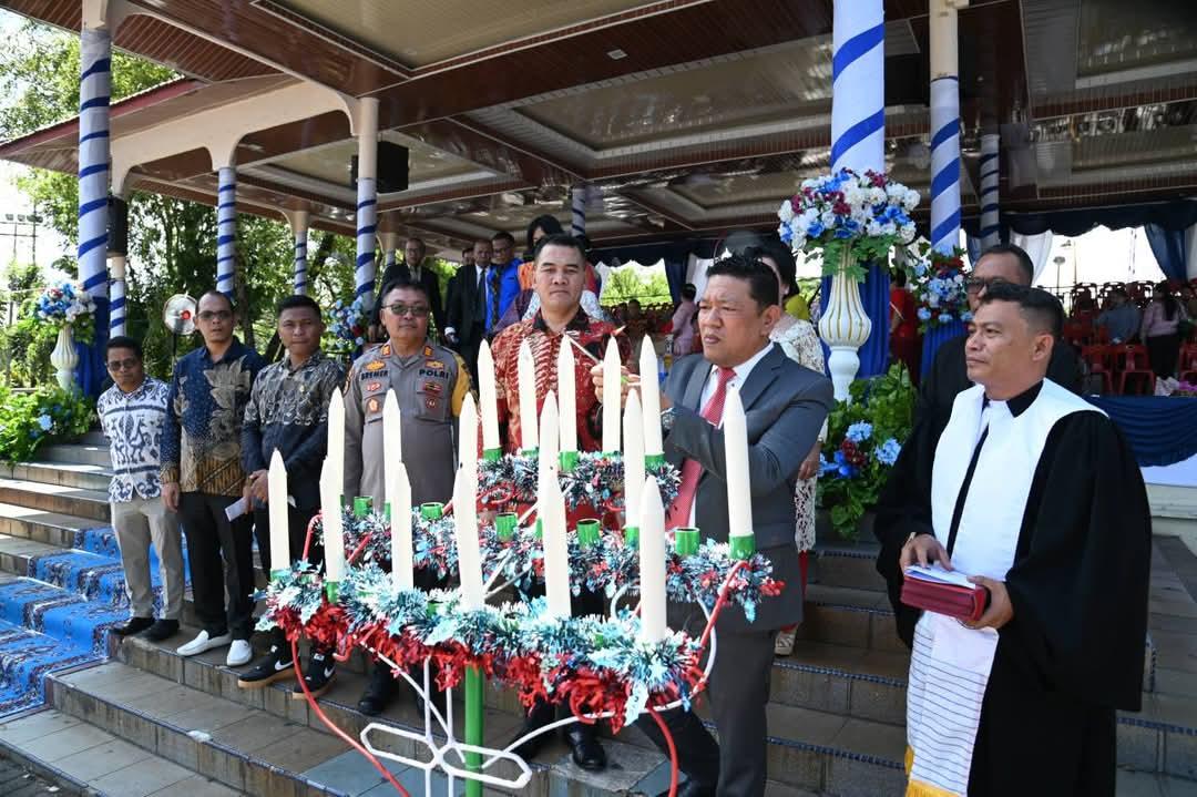 Wakil Wali Kota Sibolga Pantas M Lumban Tobing menyalakan lilin natal pada Perayaan Natal Oikumene Sibolga Tahun 2024, Minggu (8/12) di Lapangan Simaremare, Kota Sibolga.