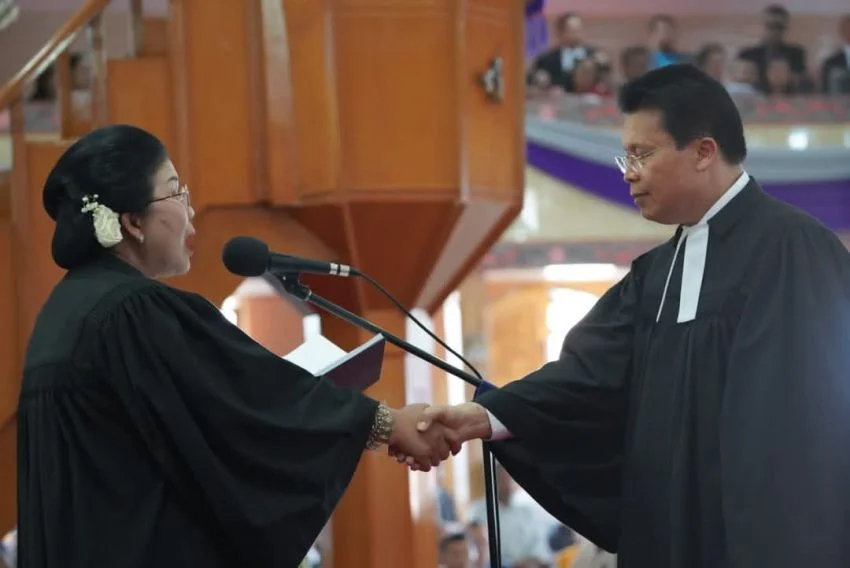 Pendeta Senior HKBP Daminna boru Lumbansiantar, STh melantik Ephorus HKBP periode 2024-2028 Pendeta Dr. Victor Tinambunan, MST, di kantor pusat HKBP Pearaja Tarutung, Kabupaten Tapanuli Utara.