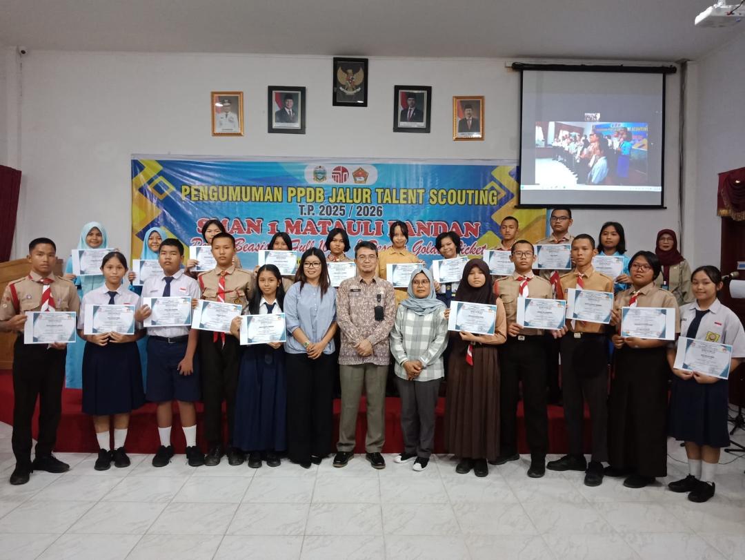 Kepala SMAN 1 Plus Matauli Pandan, Deden Rachmawan foto bersama dengan 20 siswa/i penerima beasiswa 100 persen.