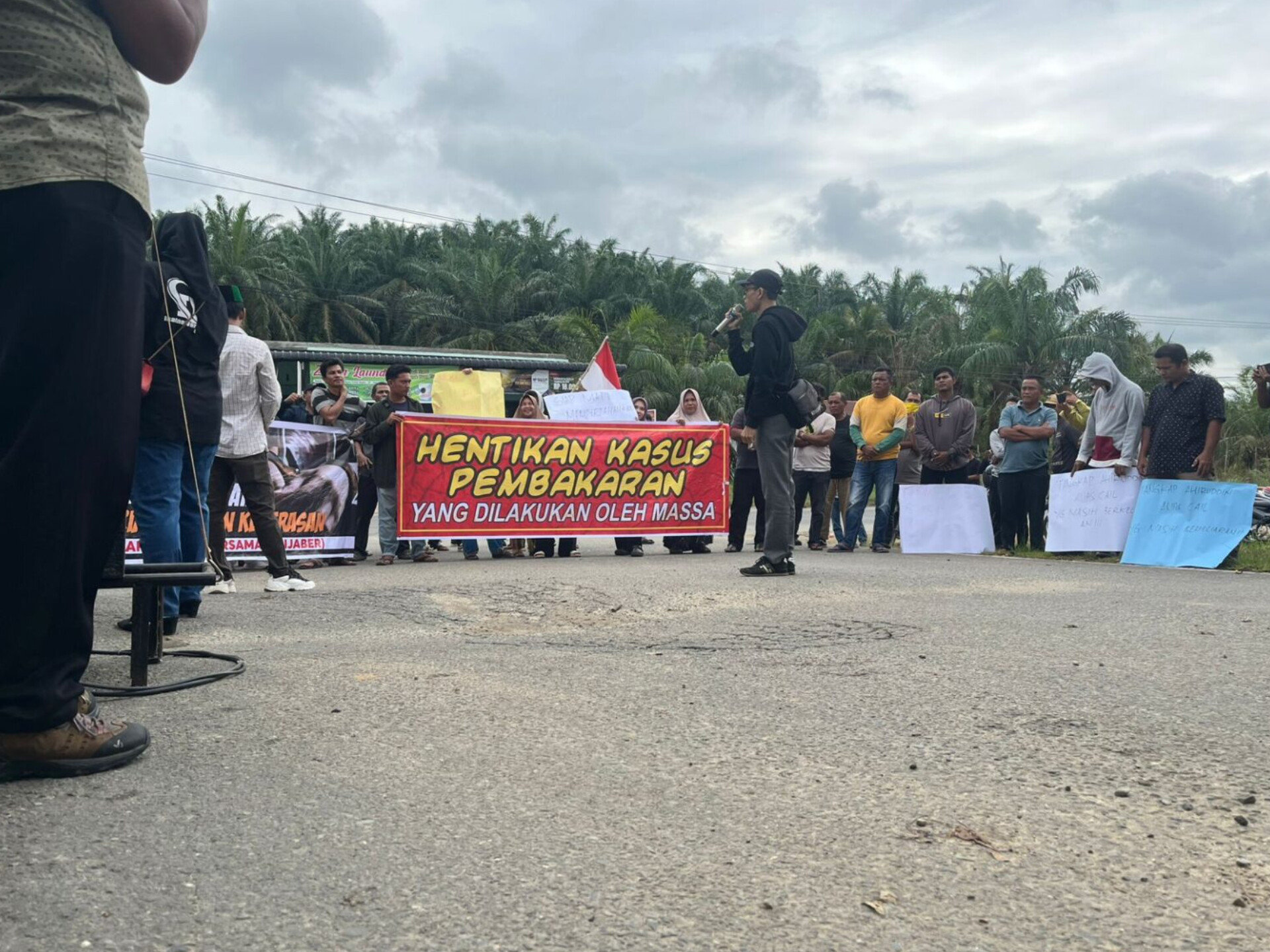 Warga aksi warga petani sawit yang sering kehilangan TBS di kebun.