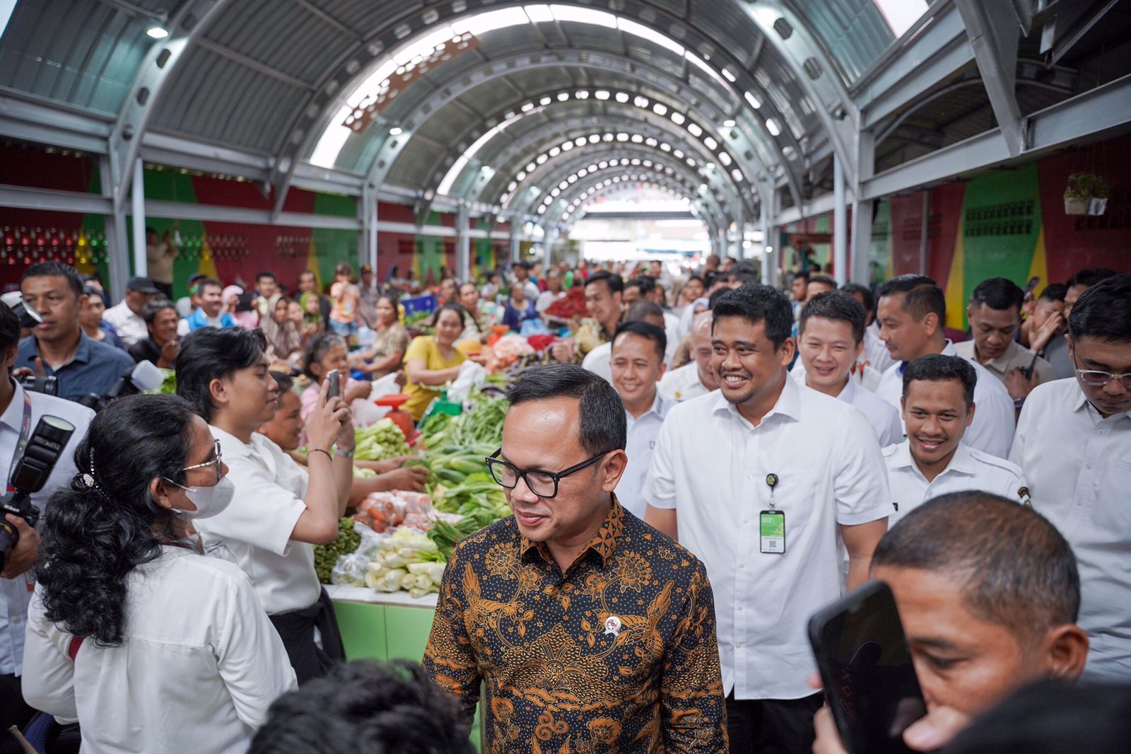 Wamendagri, Bima Arya memuji Revitalisasi Pasar Akik yang dilakukan Pemko Medan, saat berkunjung ke Pasar Akik, Rabu (11/12).