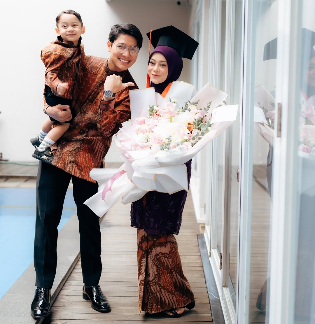 Lesti Kejora bersama suami dan anak.