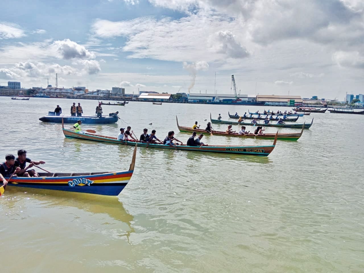 Dayung Sampan Pesisir yang diselenggarakan Puspa Erass Sumut Club di Kampung Nelayan, Kecamatan Medan Belawan, Sabtu (14/12).
