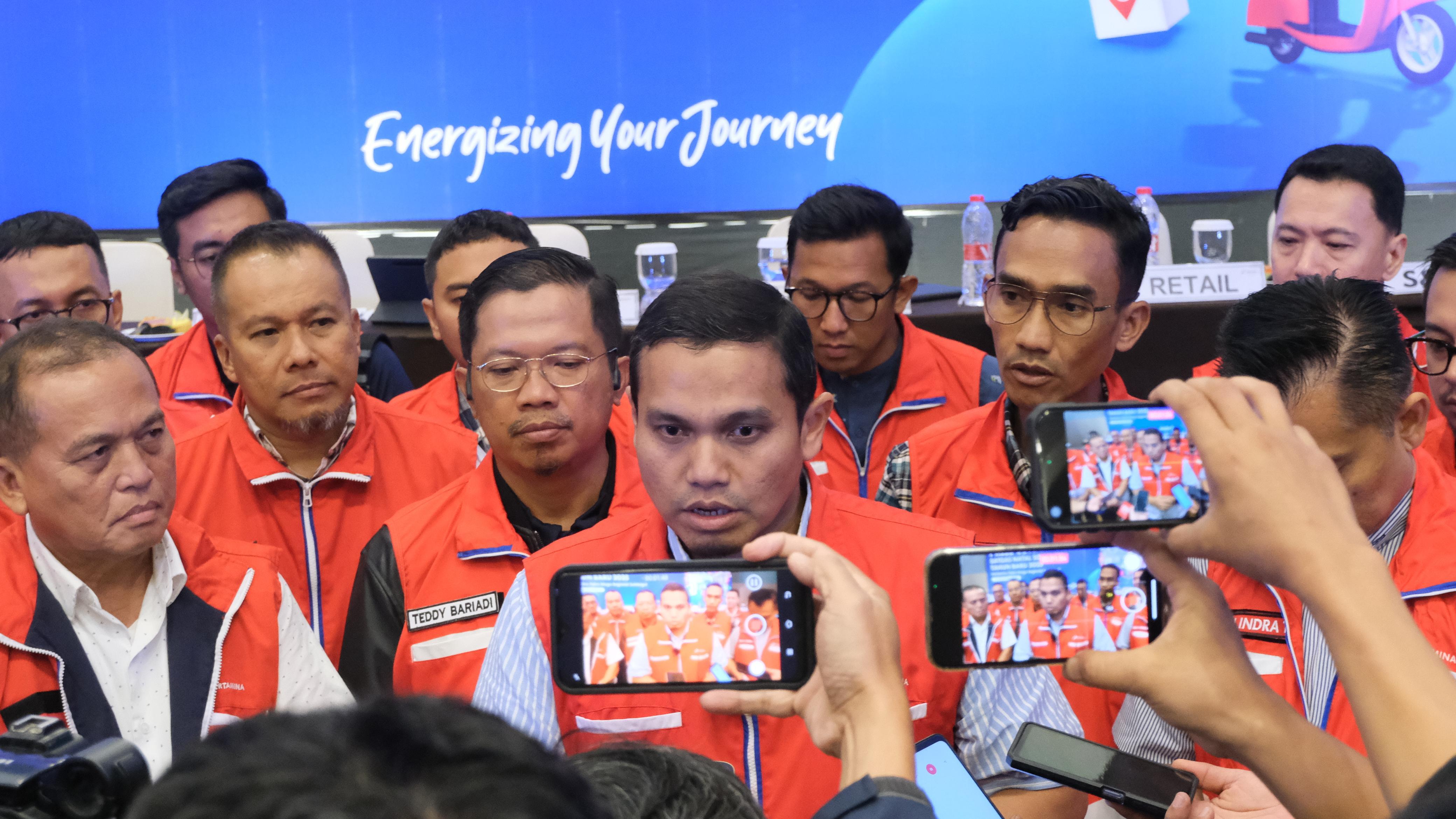 Executive General Manager Pertamina Patra Niaga Regional Sumbagut, Freddy Anwar (tengah) saat Press Conference Satgas Nataru Pertamina Patra Niaga Regional Sumbagut 2024 di Medan, Jumat (13/12).