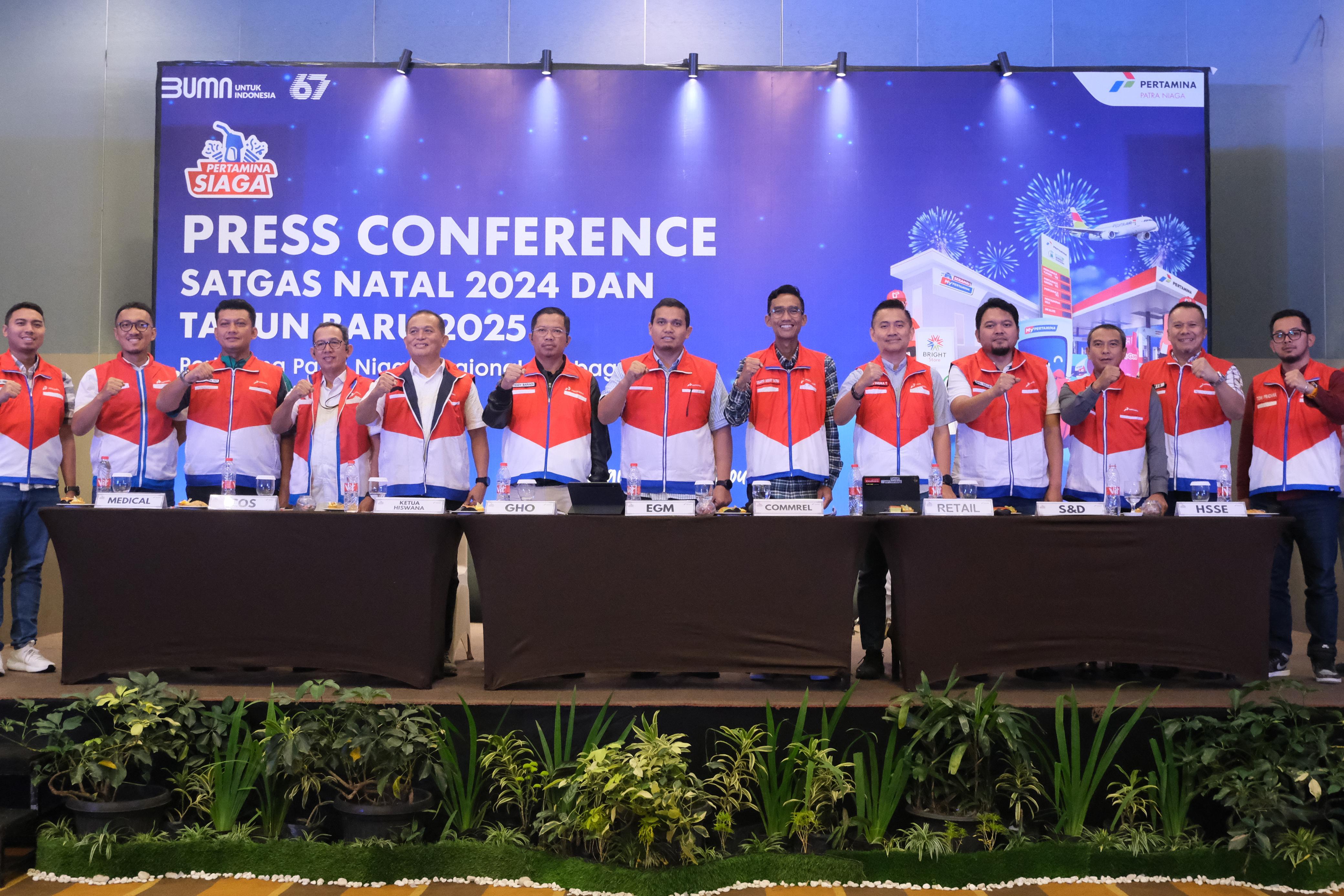 Executive General Manager Pertamina Patra Niaga Regional Sumbagut, Freddy Anwar  (tengah) saat Press Conference Satgas Nataru Pertamina Patra Niaga Regional Sumbagut 2024 di Medan, Jumat (13/12).