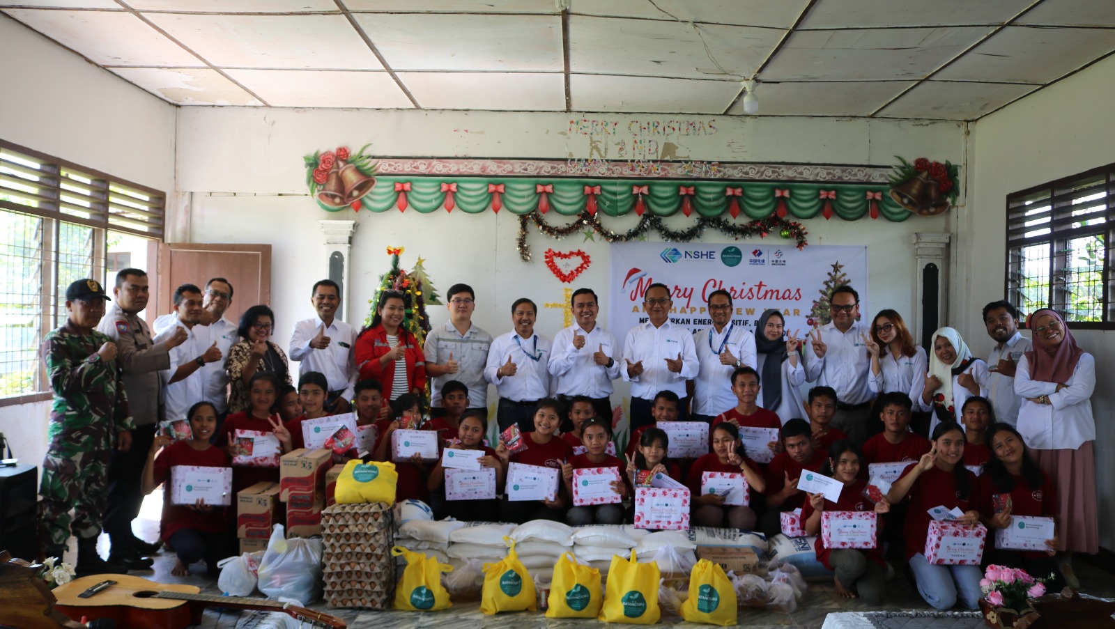 NSHE dan Synohidro berbagi dalam menyambut Natal dan Tahun Baru, Kamis (13/12/2024) di Marancar dan Sipirok, Tapsel. (Ist)