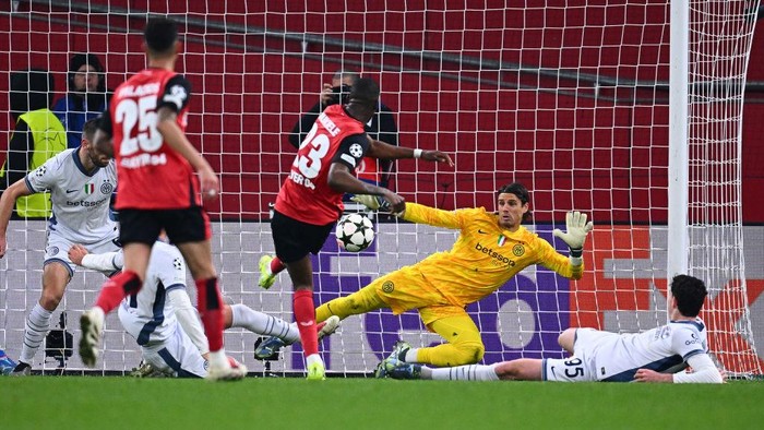 Laga Augsburg vs Bayer Leverkusen di berlangsung di WWK Arena, Augsburg, Sabtu (14/12/2024).