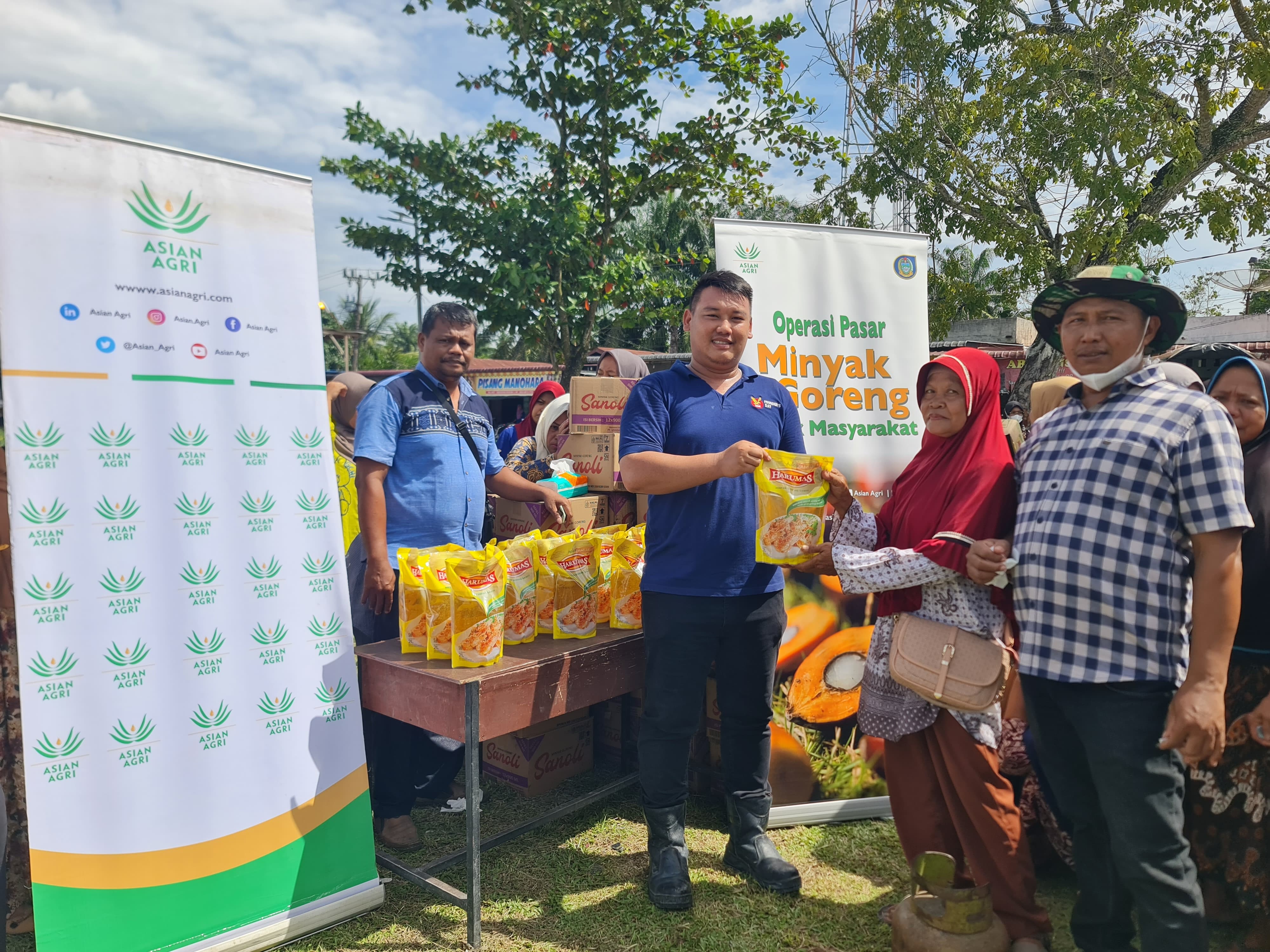 Pasar murah berlangsung di Dusun Sidodadi di Desa Perkebunan Teluk Panji, Kecamatan Kampung Rakyat, Kebupaten Labusel, Sumatra Utara, Jumat, 13 Desember 2024.