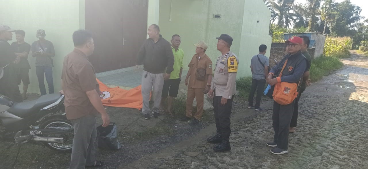 Evakuasi jenazah korban di Perumahan Karina Green Hill Jalan Viyata Yudha Kelurahan Setia Negara, Siantar.