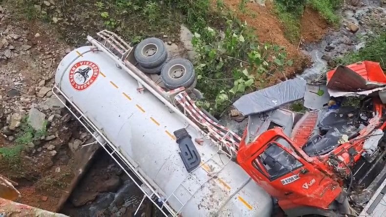 Satu unit truk bermuatan semen cair terjun ke jurang di jalan provinsi, Desa Tano Bato, Panyabungan Selatan, Mandailing Natal (Madina), Sumatera Utara, Senin (16/12/2024).