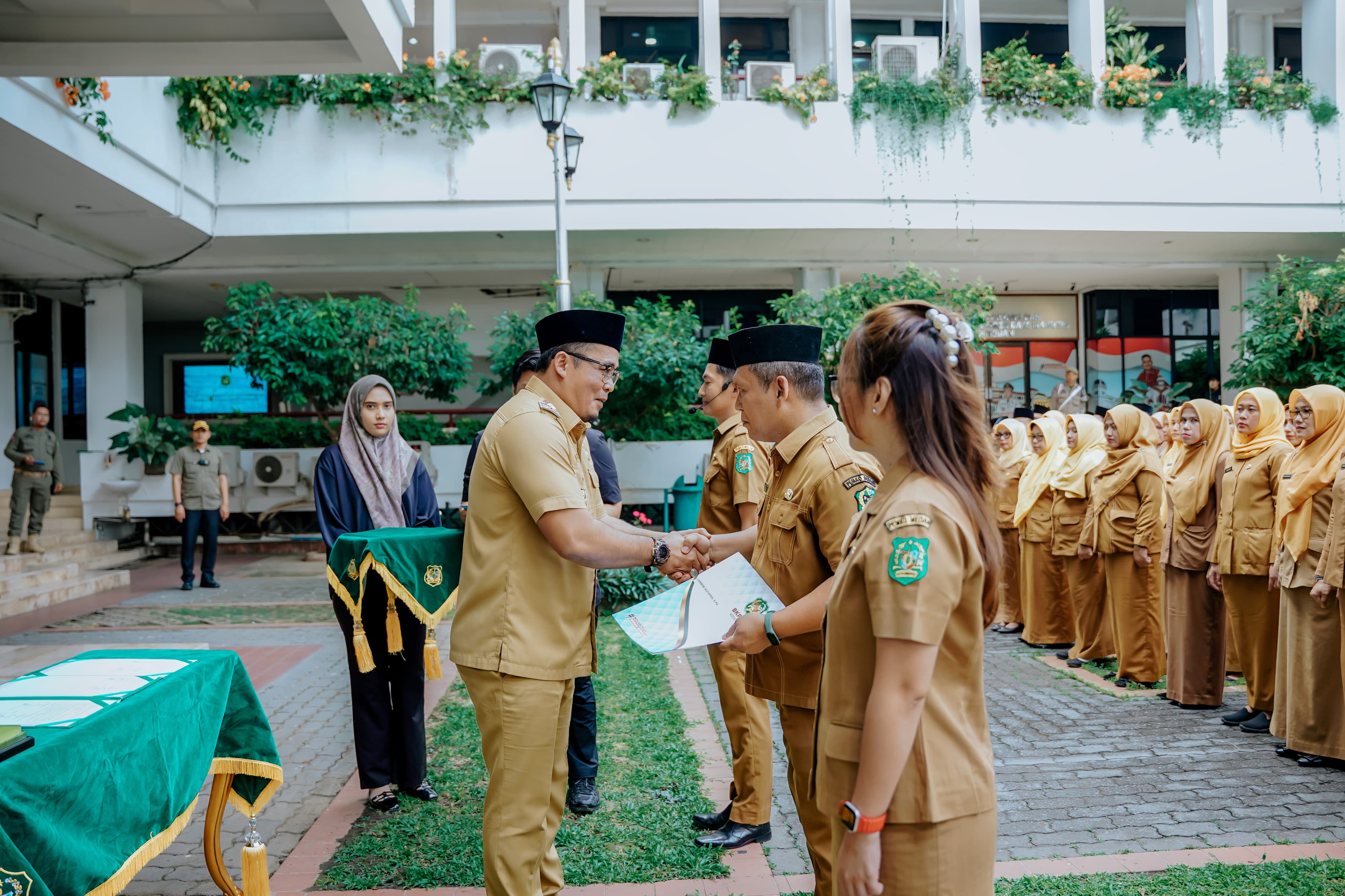 Wakil Wali Kota H Aulia Rachman saat melantik dan mengambil sumpah janji sebanyak 100 pejabat fungsional di lingkungan Pemko Medan, Senin (16/12).