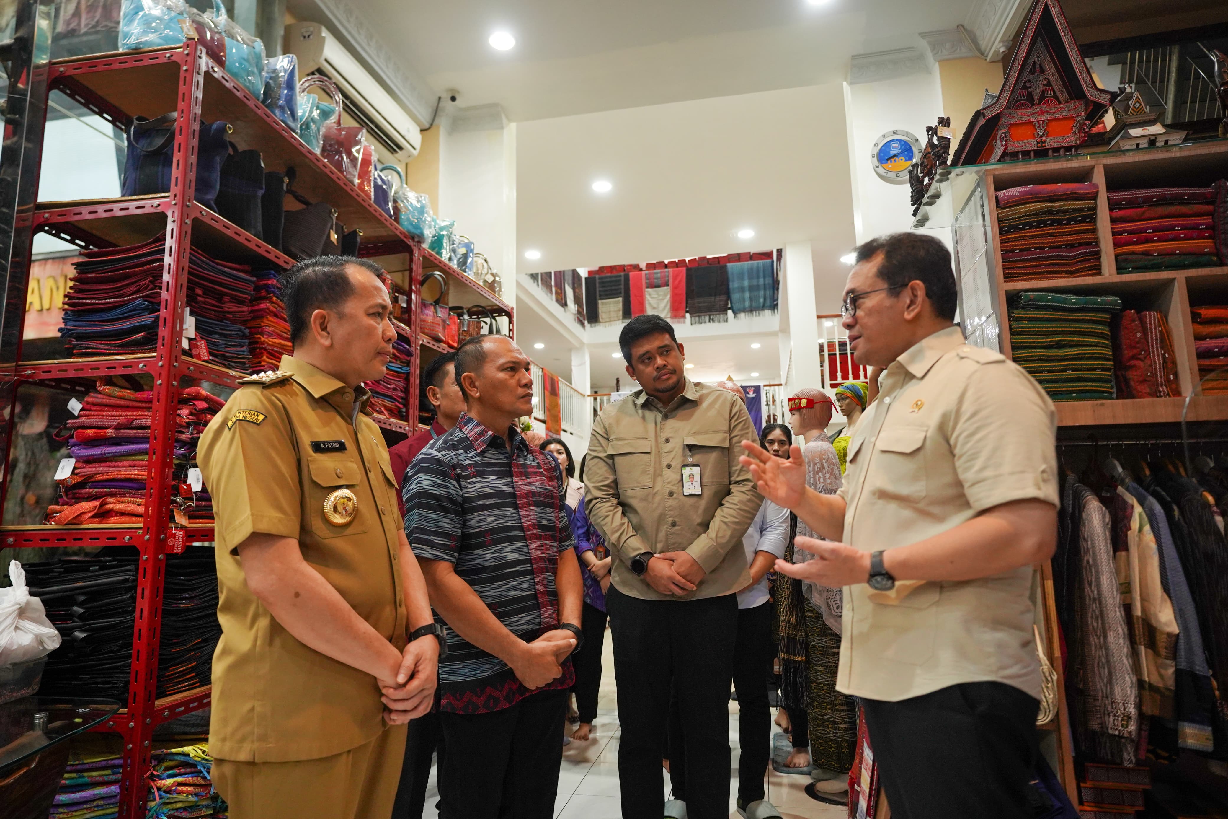 Wali Kota Medan Bobby Nasution dan Pj Gubernur Sumut Agus Fatoni mendampingi Menteri Perdagangan (Mendag) RI Budi Santoso mengunjungi Galeri Ulos Sianipar di Gang Pendidikan, Kelurahan Binjai, Medan.