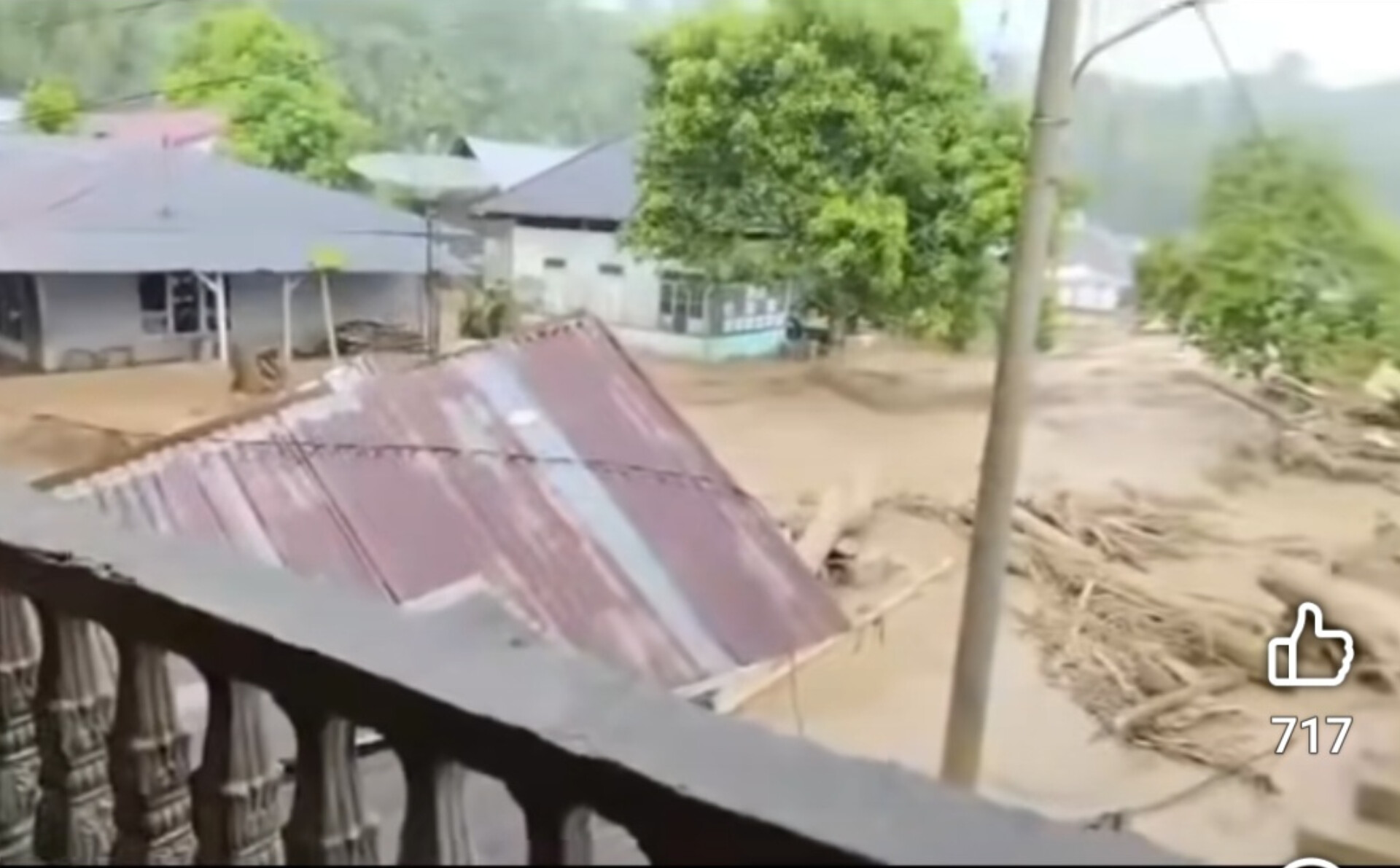 Banjir bandang terjang sejumlah desa di Tantom Angkola, Tapanuli Selatan, Sumatera Utara, Rabu (18/12/2024) sore.