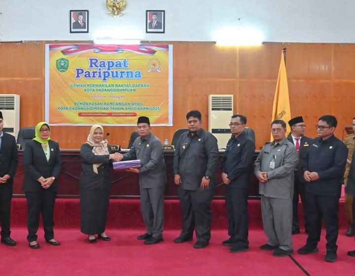 Pj Wali Kota Psp H. Timur Tumanggor dan Jajarannya hadiri rapat bersama DPRD bahas RAPBD T.A 2025 di Aula Kantor DPRD Psp.