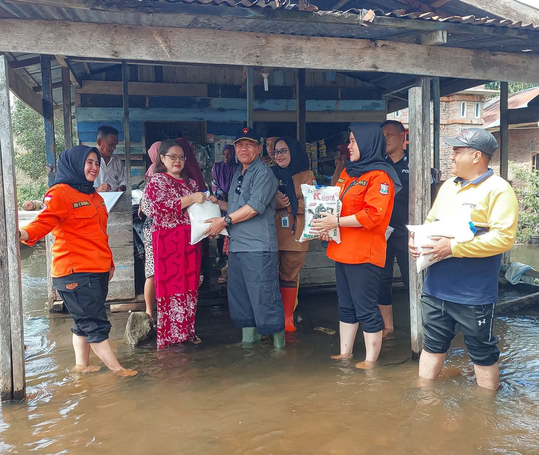 Penyerahan bantuan kepada warga Tanjungbalai yang terdampak banjir.