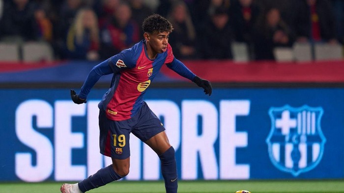 Winger Barcelona Lamine Yamal mengalami cedera engkel kanan.