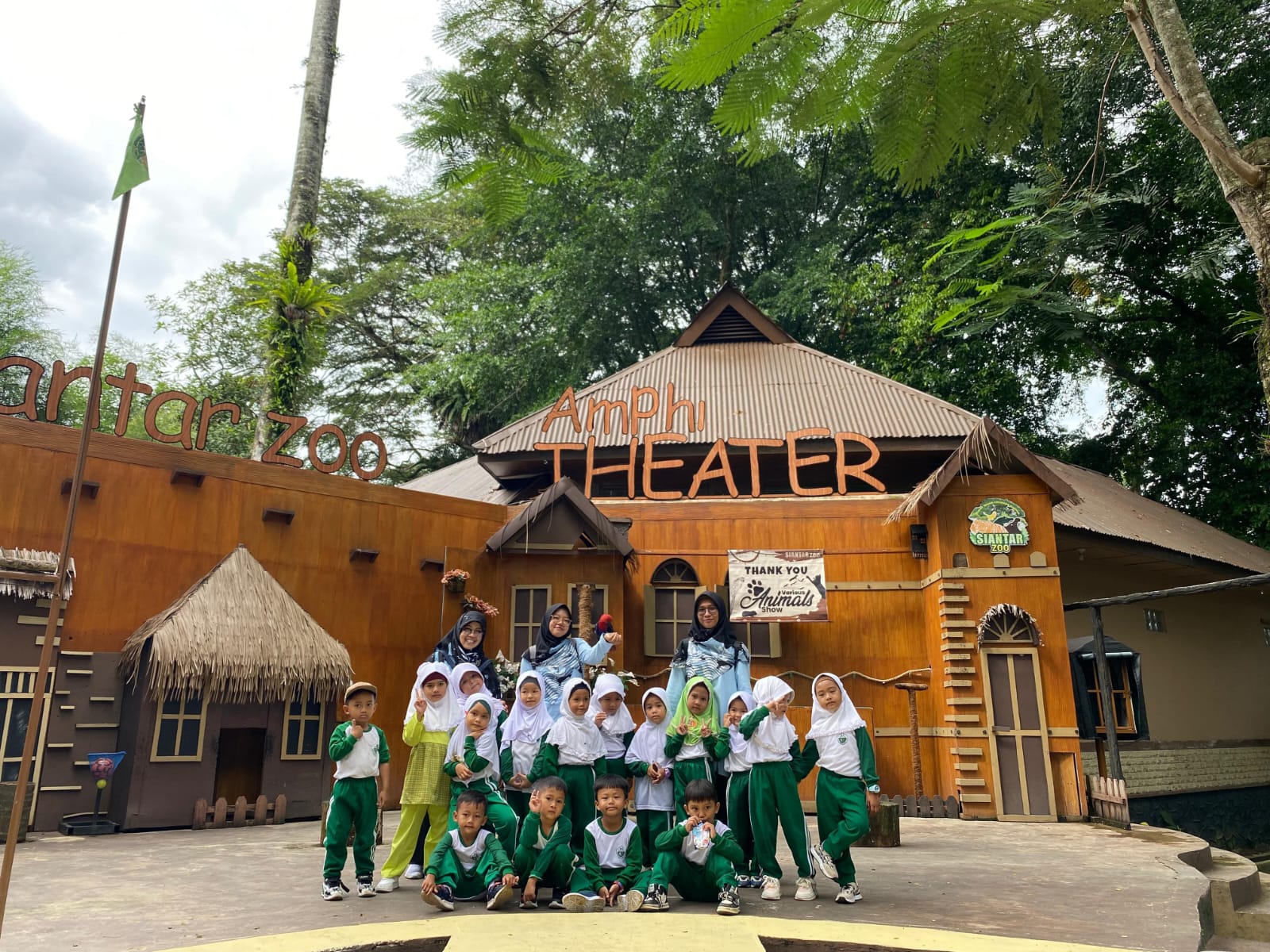 Murid-murid kelas Usman RA Alwashliyah Kota Pematangsiantar foto bersama usai menyaksikan pertunjukan hewan di Siantar Zoo, pada kegiatan Outing Class, Selasa (17/12).