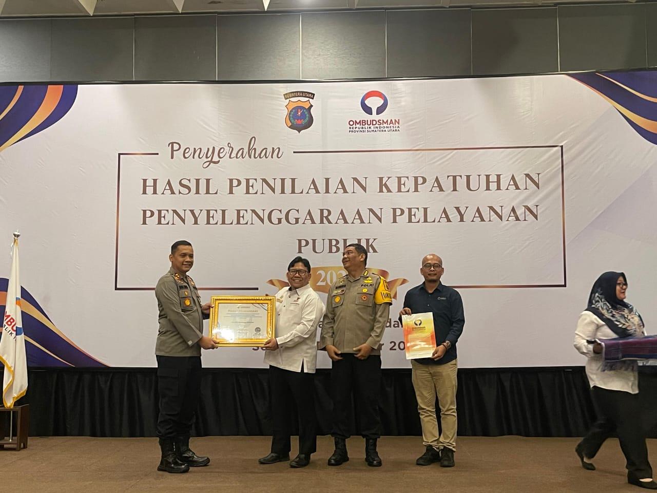 Kapolres Tapteng, AKBP Basa Emden Banjarnahor saat menerima penghargaan dari Ombudsman RI.