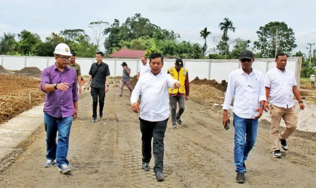Bupati Simalungun Radiapoh Hasiholan Sinaga meninjau progress pembangunan Stadion Mini.