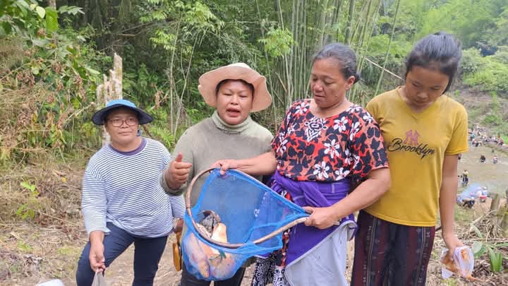 Warga Desa Barusjahe sedang menagkap ikan. (Metrodaily/Monal Ginting)