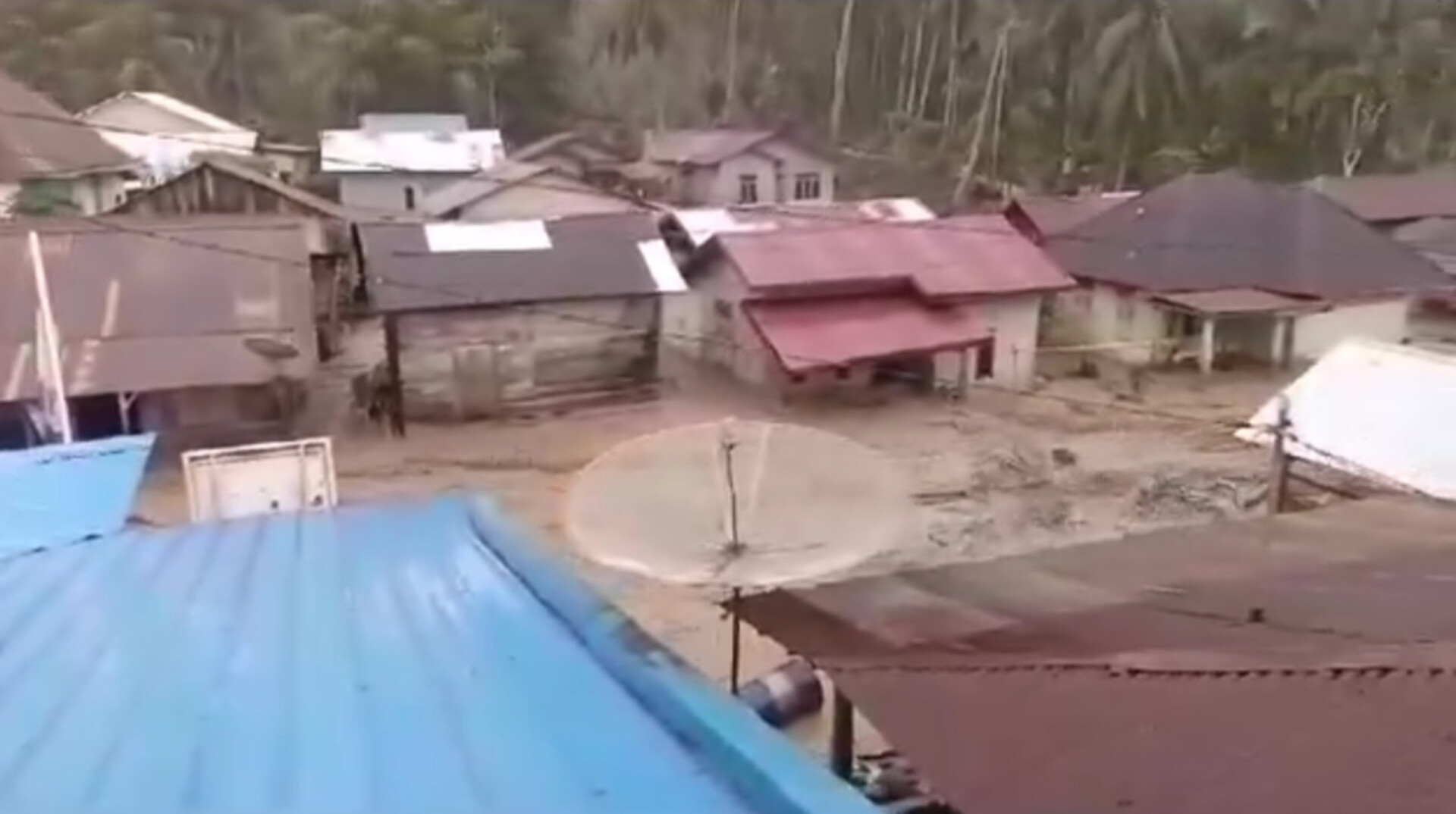 Banjir bandang yang melanda Tantom Angkola, Tapsel, Rabu (18/12/2024) sore.