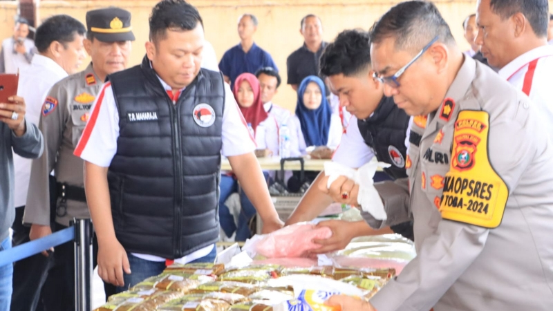 Kapolres Labuhanbatu AKBP Dr Bernhard L Malau menunjukkan barang bukti.