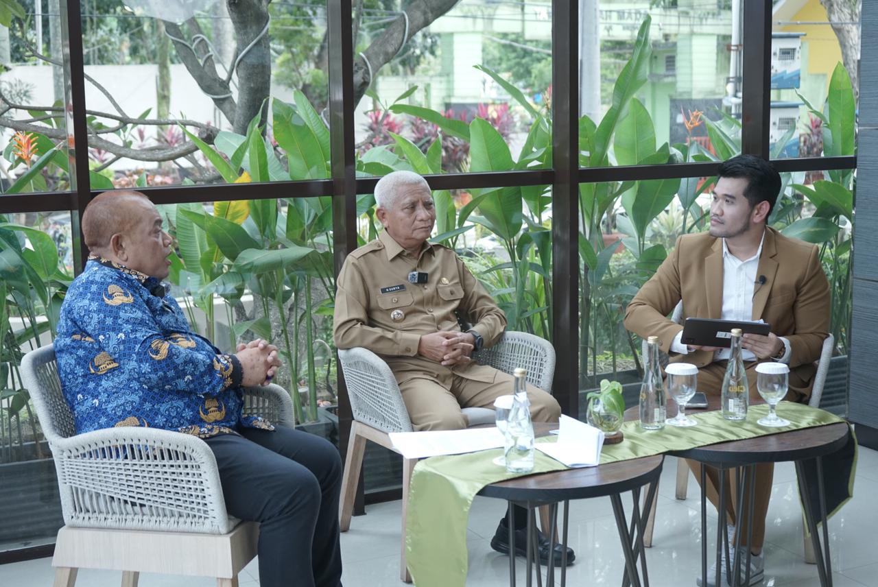 Bupati Asahan H Surya melakukan talkshow Gerakan Orang Tua Asuh Cegah Stunting.