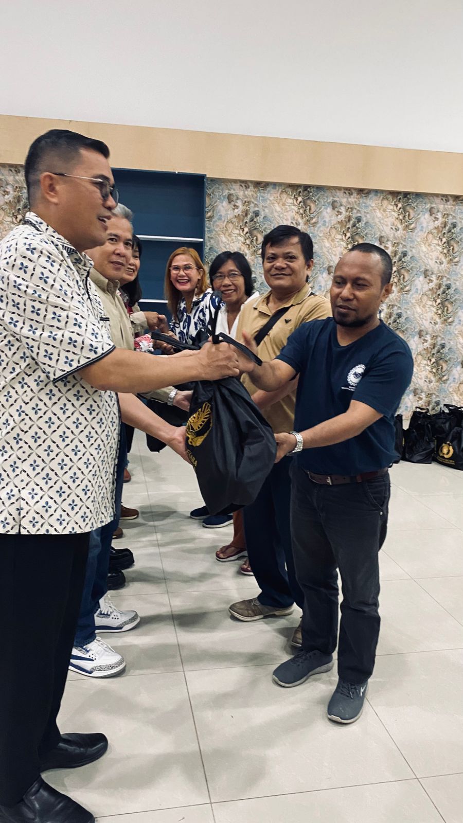 Ketua Panitia Natal Oikumene Provinsi Sumatera Utara 2024, Dr Naslindo Sirait SE, MM, foto bersama wartawan di Medan, Kamis (29/12/2024).