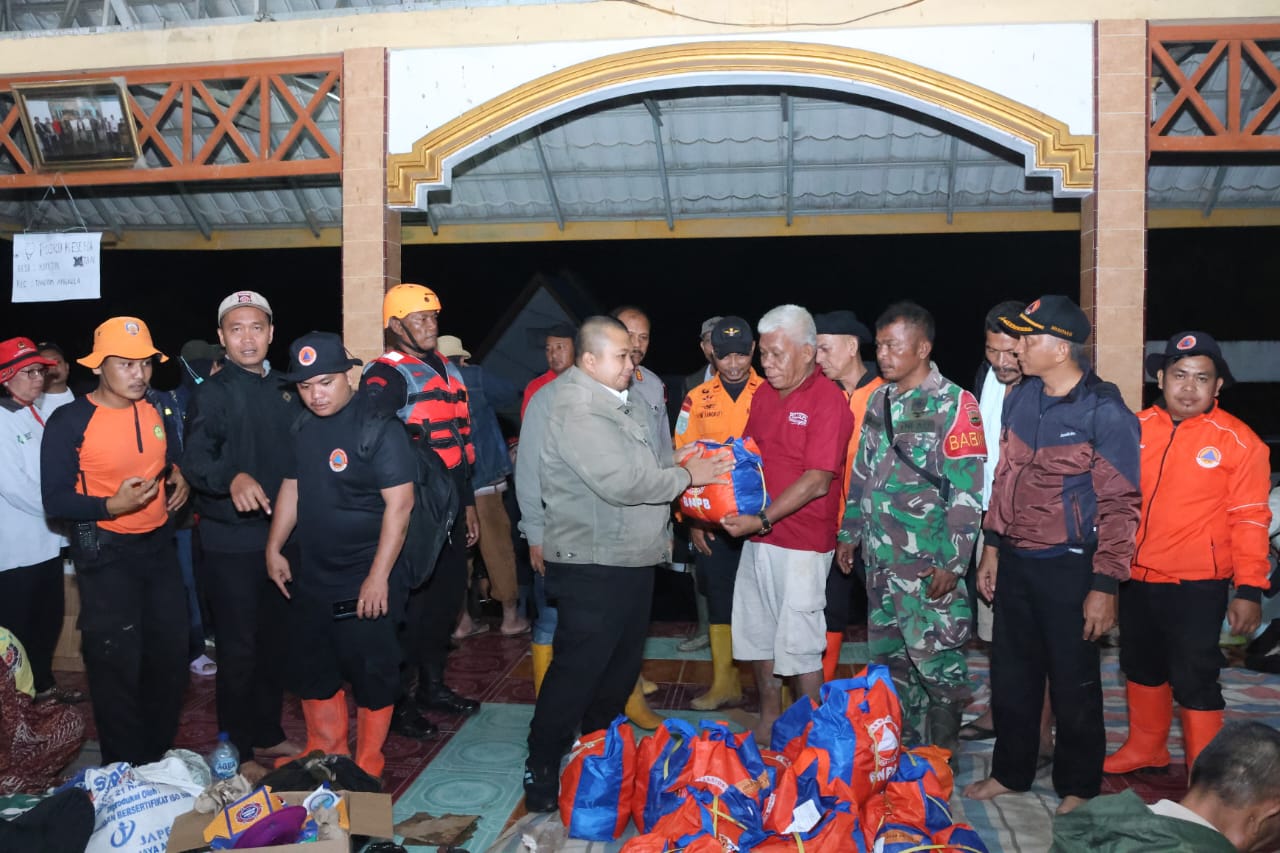 Bupati Tapsel Dolly Pasaribu meninjau langsung lokasi pengungsian korban banjir di Kecamatan Tantom Angkola, Kamis (19/12/2024) pukul 00.30 Wib dini hari.