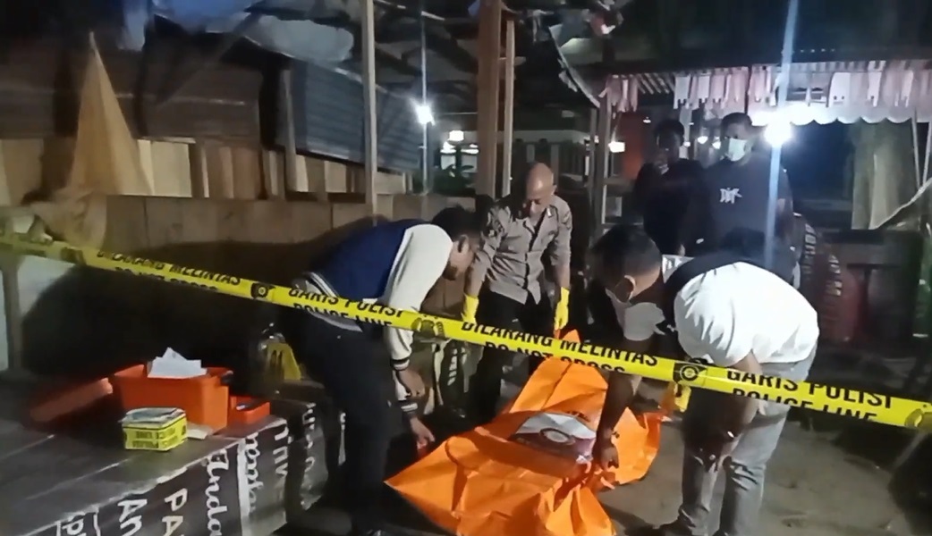 Petugas saat mengevakuasi jenazah sopir KUPJ di lokasi kejadian.