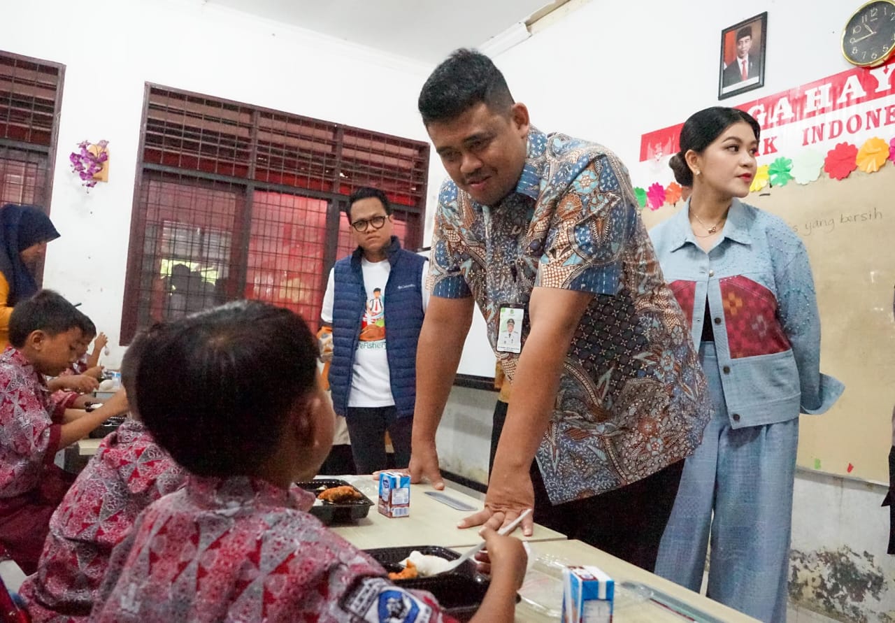 Wali Kota Medan Bobby Nasution bersama Ketua TP PKK Kahiyang Ayu Bobby Nasution langsung meninjau pelaksanaan ujian coba makan bergizi gratis.