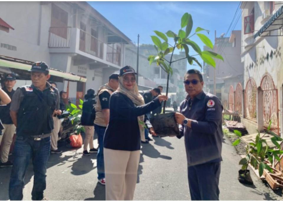 Kordiv P3S Bawaslu Sibolga, Sio Bangun Marganda Sinaga saat hendak melakukan penanaman Pohon Manggis.