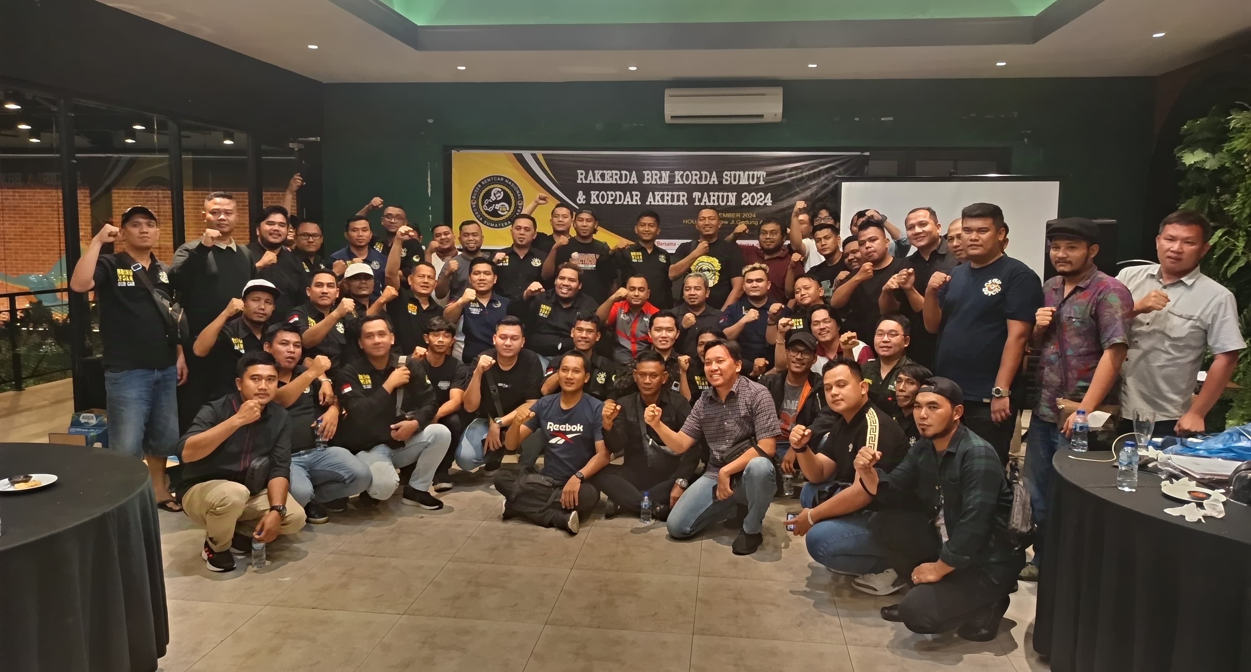 Jajaran pengurus BRN Korda Sumut dan Sekjen DPP BRN, Petra Aulia diabadikan usai acara Rakerda dan Kopdar Akhir Tahun di House Of Brew, Medan, Kamis (19/12).