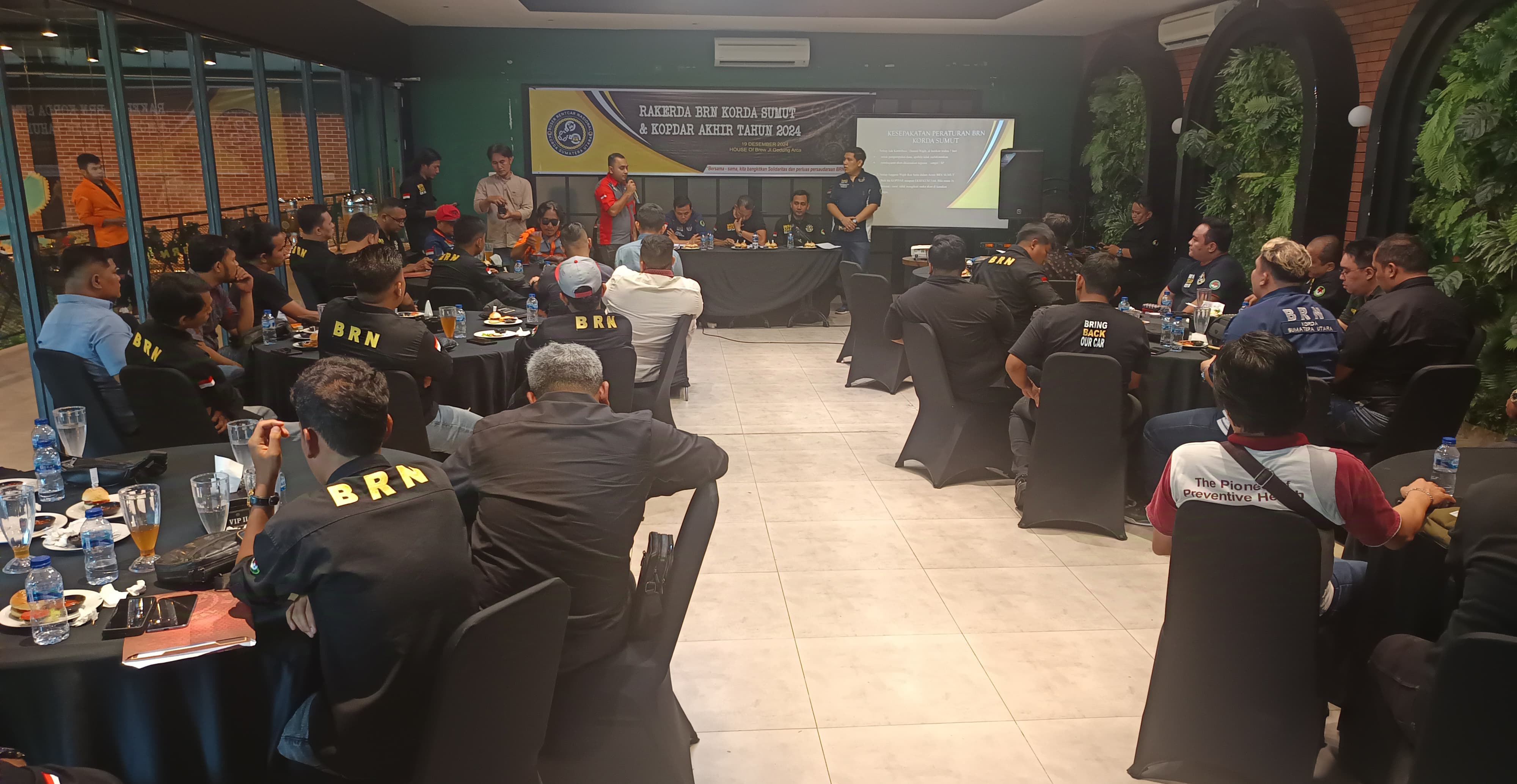 Suasana Rakerda dan Kopdar Akhir Tahun yang diinisiasi BRN Korda Sumut berlangsung hangat dan penuh rasa kekeluargaan pada Kamis (19/12) di House Of Brew Jalan HM Joni, Medan.