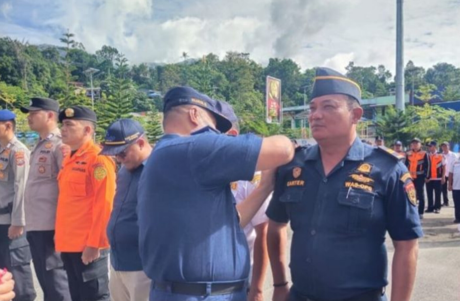 Kepala KSOPP Danau Toba, Rijaya Simarmata menyematkan pita ke personel yang bertugas di posko.