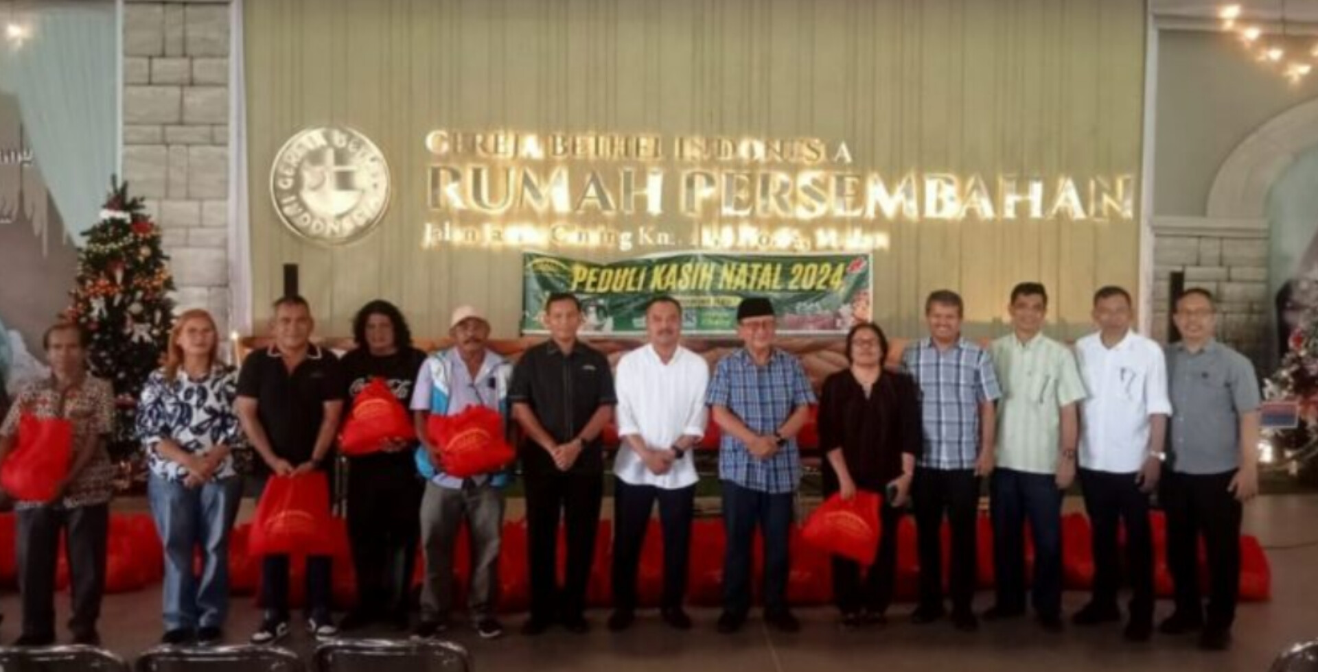 Judul: GBI Rumah Persembahan dan YSKI Bagikan Ratusan Paket Natal untuk Wartawan di Medan  Isi Berita:  GBI Rumah Persembahan Medan bersama YSKI menggelar kegiatan Peduli Kasih Natal 2024.