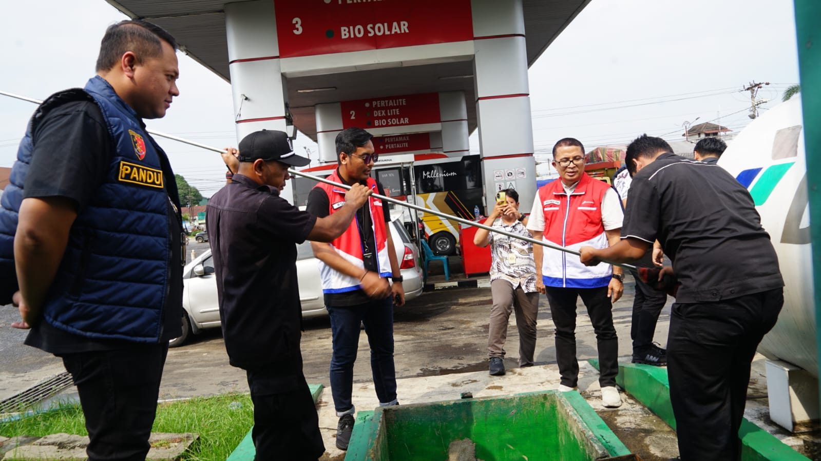 PT Pertamina Patra Niaga Regional Sumbagut bersama Polda Sumatera Utara (Sumut) melakukan pengecekan ke sejumlah Stasiun Pengisian Bahan Bakar Umur (SPBU) di Medan, Jumat (20/12/2024).