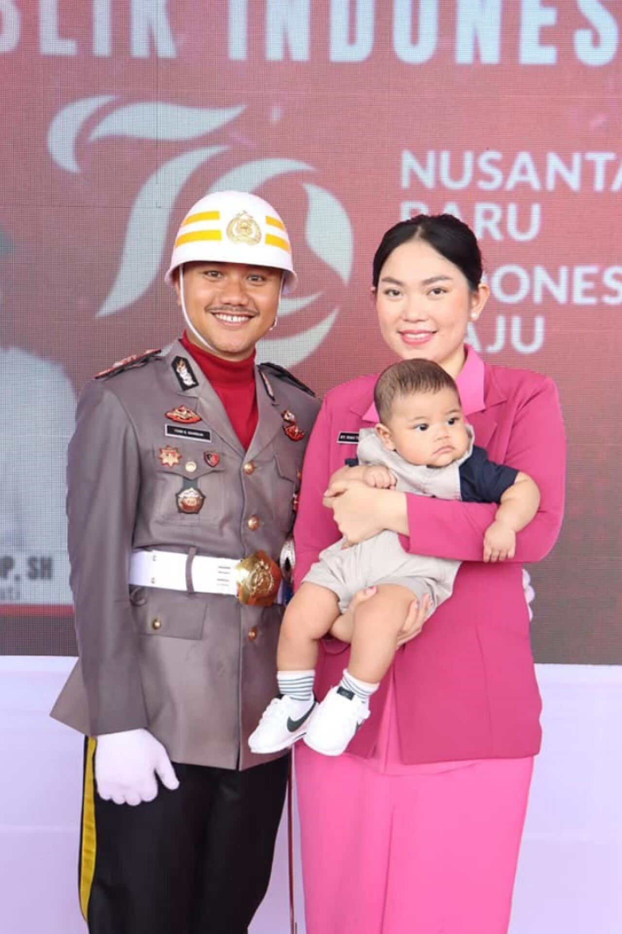 AKP Tomi Samuel Marbun bersama istri dan anaknya pada perayaan HUT ke-79 Kemerdekaan RI di Teluk Bintuni.