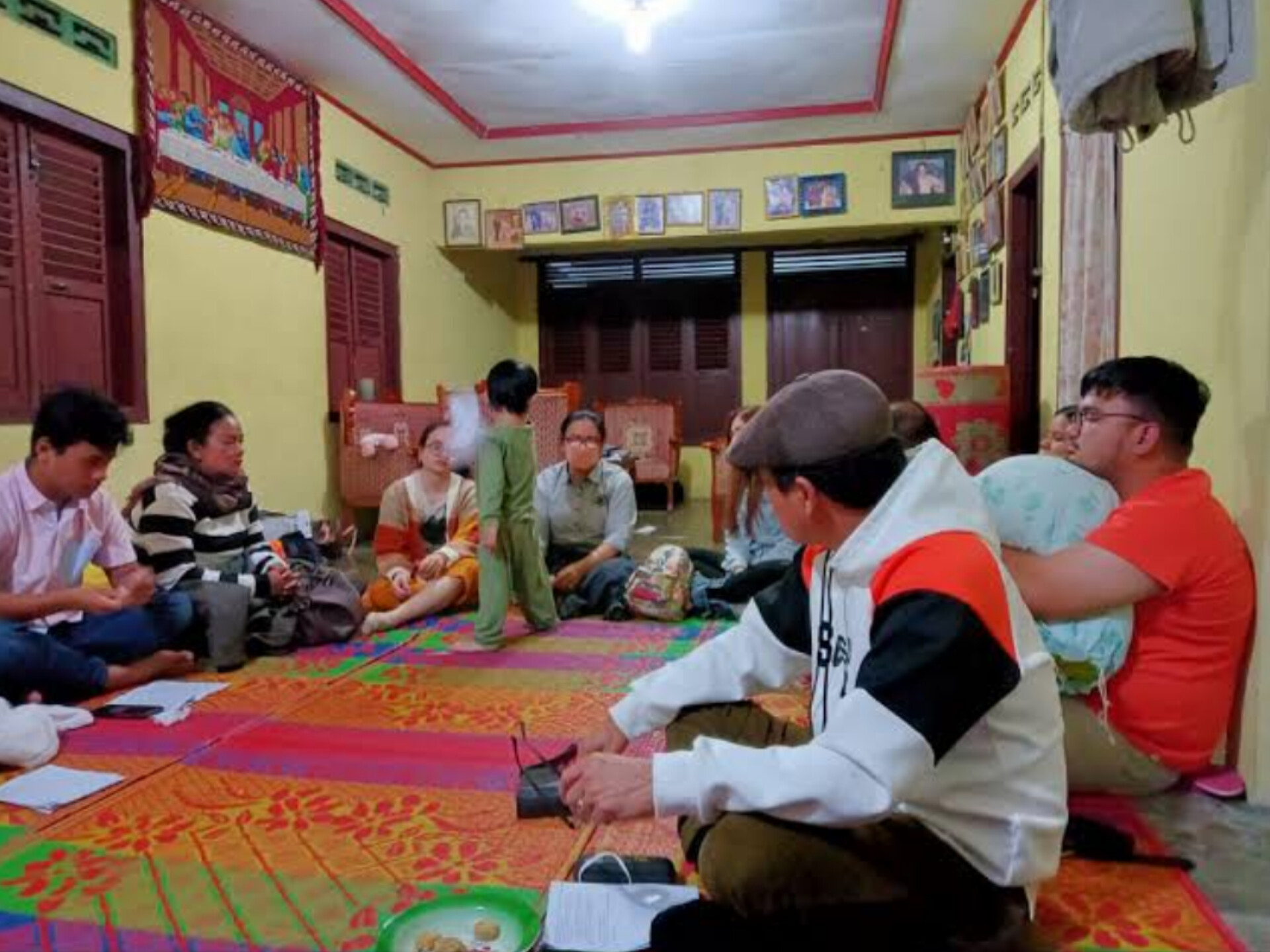 Acara mandok hata di tengah keluarga pada malam tahun baru.