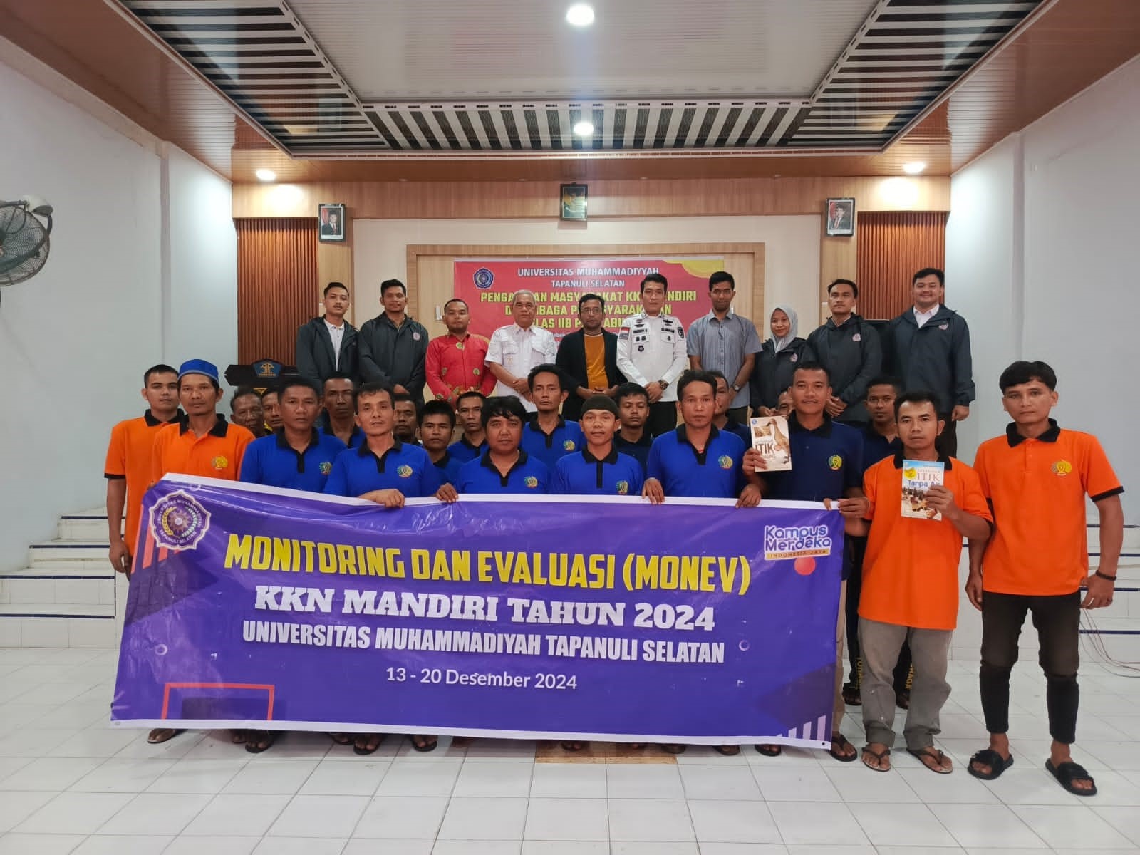 Mahasiswa KKN UM Tapsel bersama warga binaan dan Kepala Lapas Panyabungan dan dosen pembimbing di Lapas Klas IIB Panyabungan, Mandailing Natal.