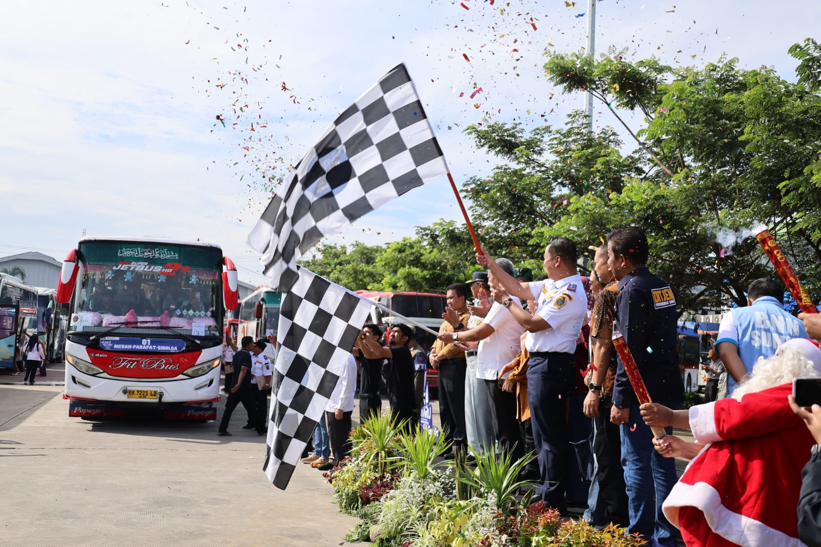 Pemerintah Provinsi Sumatera Utara (Sumut) melepas keberangkatan 1.200 peserta Mudik Gratis Natal dan Tahun Baru (Nataru)  2024/2025. Acara berlangsung di Terminal Amplas, Medan.