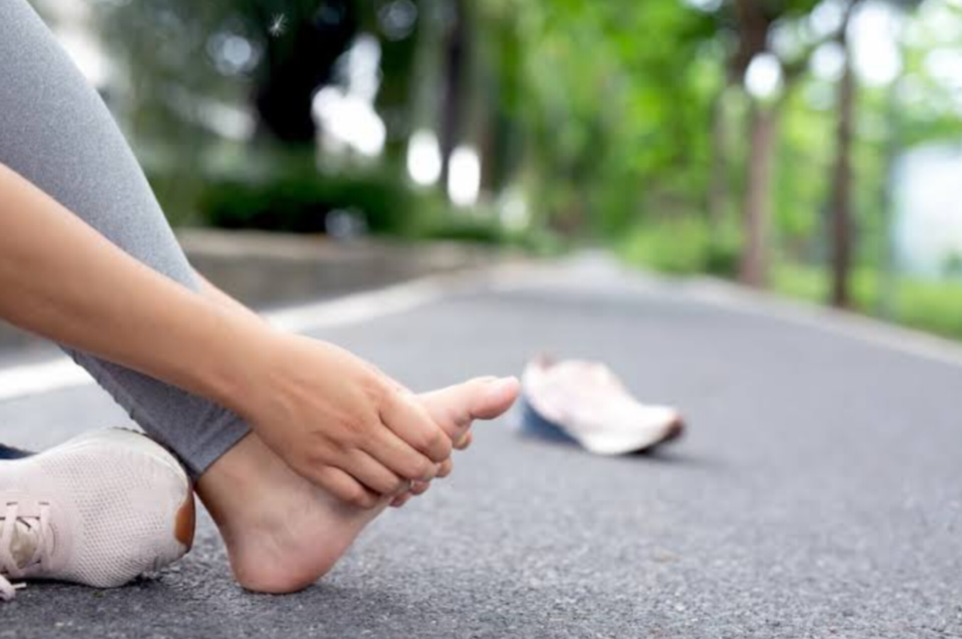 Nyeri pada telapak kaki saat melangkah.
