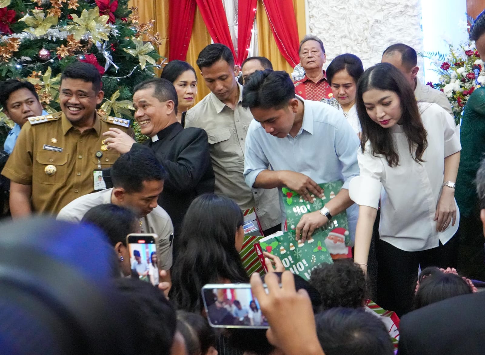 Wakil Presiden Gibran Rakabuming Raka hadir menyapa hangat seluruh jemaat rumah ibadah yang berlokasi di Jalan Gereja, Kelurahan Sei Agul , Kecamatan Medan Barat.