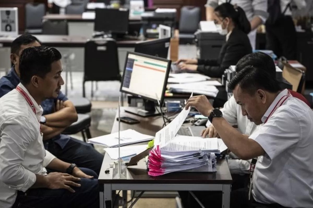 Petugas Mahkamah Konstitusi (kanan) memeriksa berkas pemohon pendaftaran gugatan hasil Pilkada 2024 di Gedung MK, Jakarta, Senin (9/12).