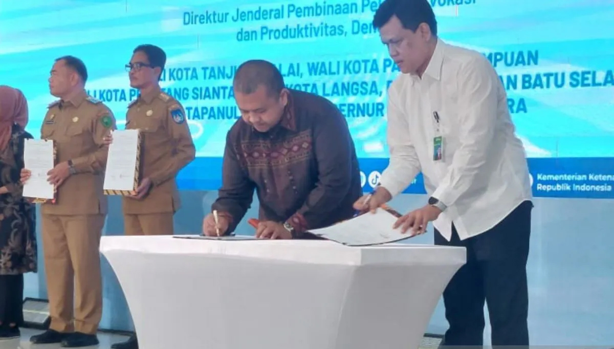 Bupati Tapsel Dolly Pasribu resmi menandatangani MoU dengan Kementerian Ketenagakerjaan.