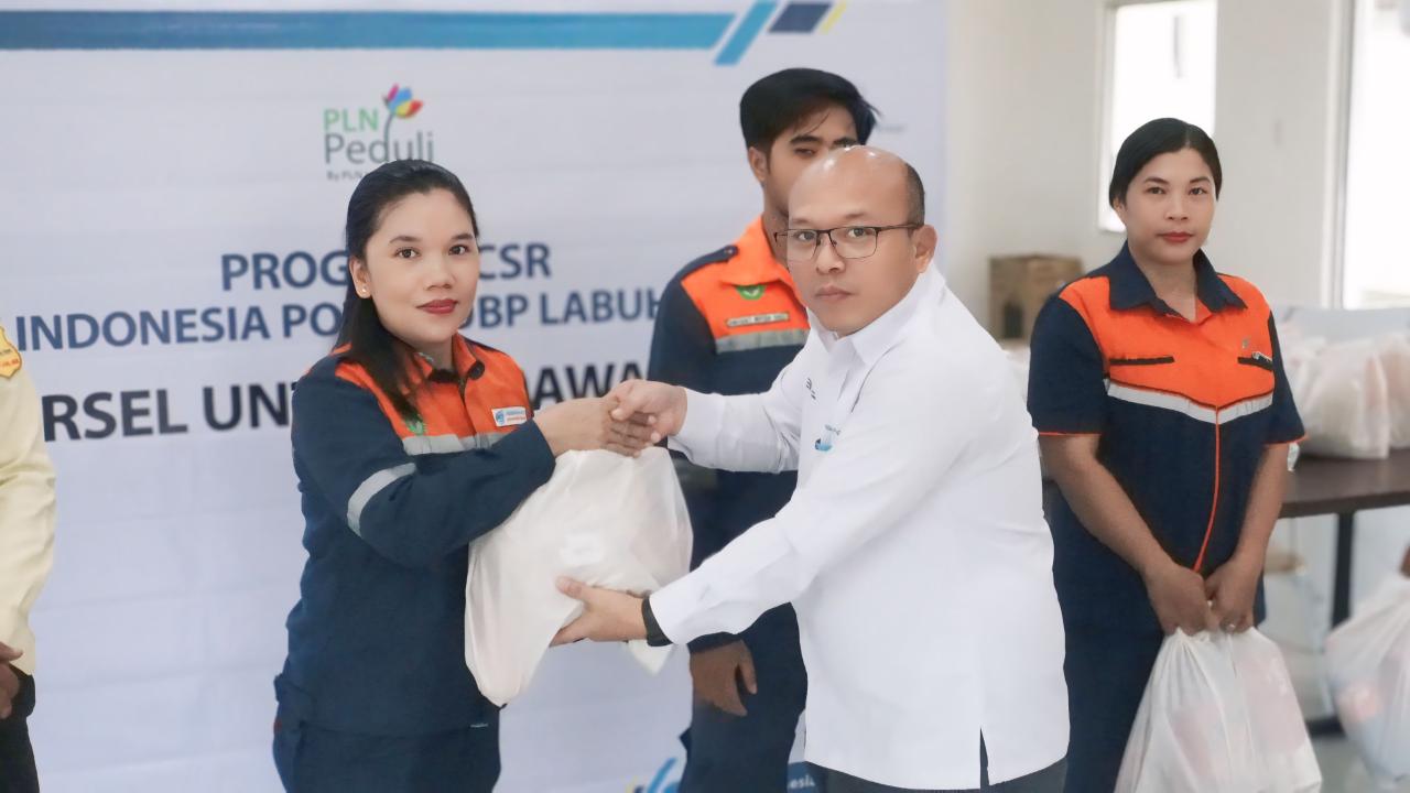 Manager Unit UBP Labuhan Angin, Berlison Haloho saat memberikan parcel kepada tenaga ahli daya yang beragama Nasrani. (Darwis Halawa/Metrodaily)