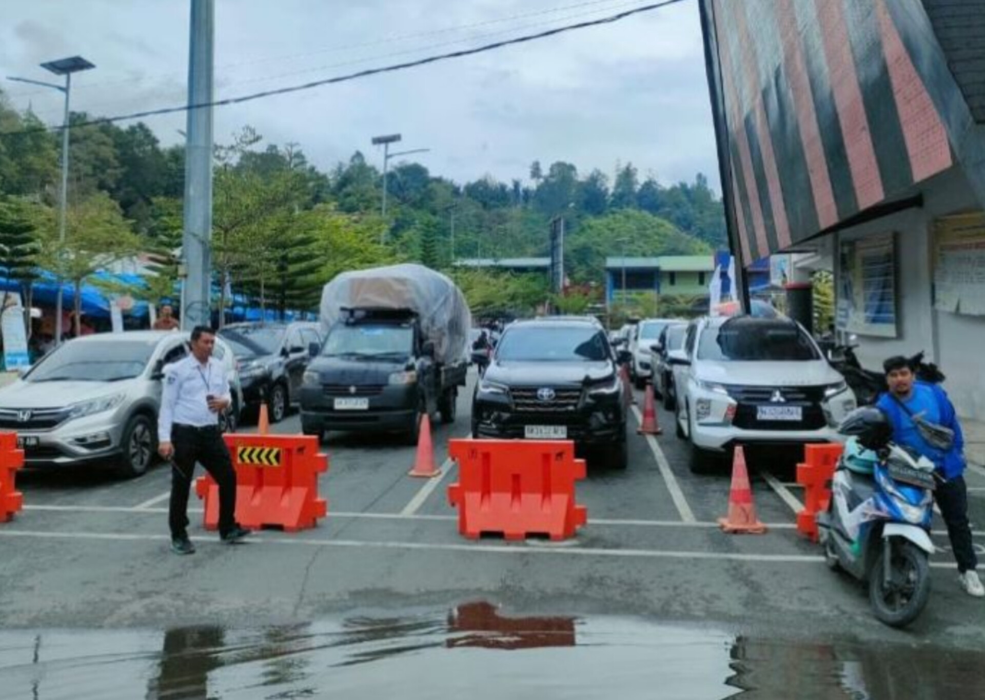 Sejumlah kendaraan roda empat tujuan Kabupaten Samosir mengantri di Pelabuhan Ajibaya, Kabupaten Toba.