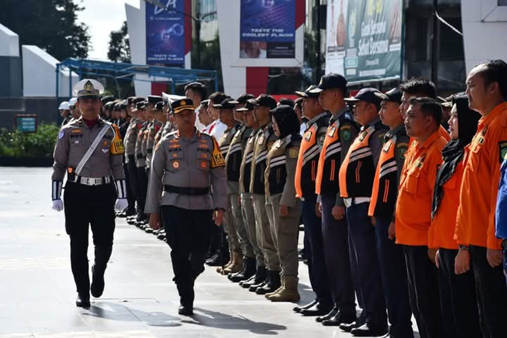 Kapolres AKBP Dr. Wira Prayatna memimpin Apel Pasukan Operasi Lilin Toba 2024 di Alaman Bolak Padang Nadimpu, Kota Padangsidimpuan.
