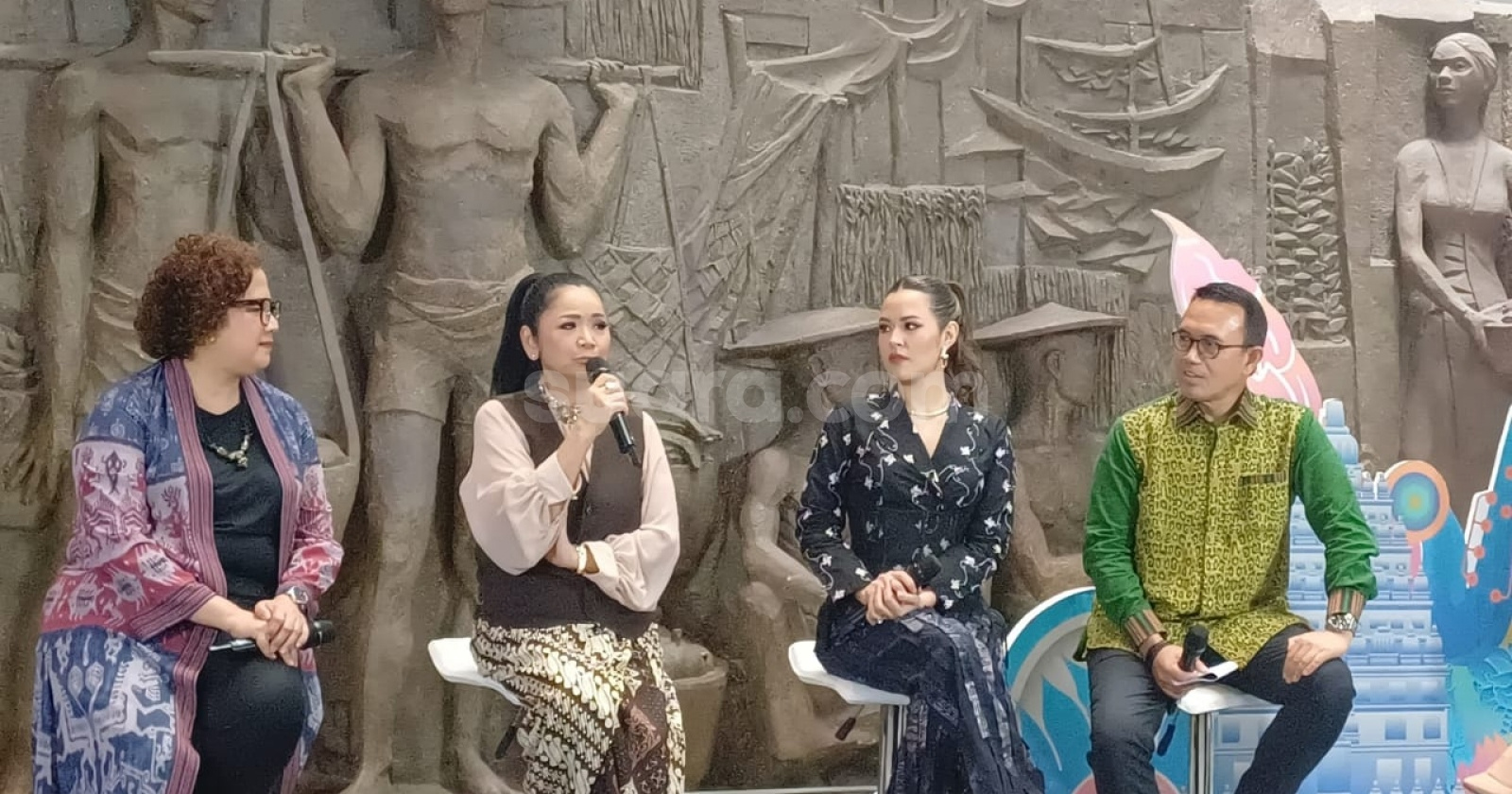 Raisa Andriana di Candi Prambanan.