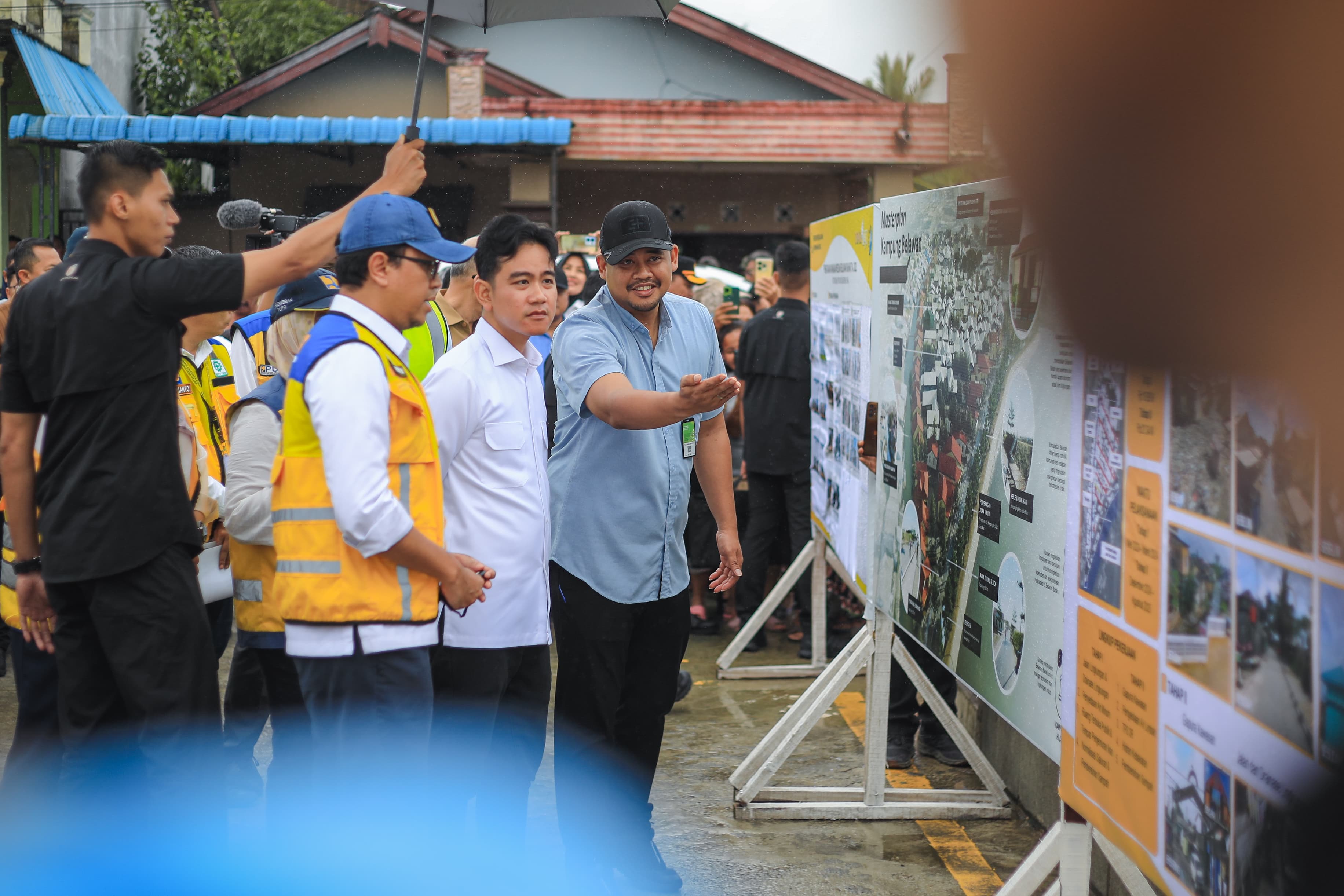 Wapres Gibran Rakabuming Raka didampingi Wali Kota Medan Bobby Nasution meninjau Kelurahan Belawan Bahari, Kecamatan Medan Belawan, Selasa (24/12/24).